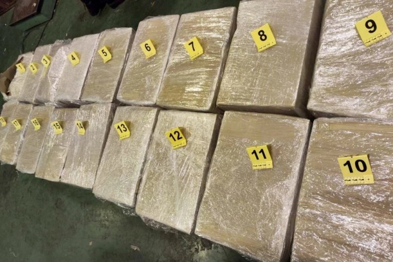 POKUŠAO DA SAKRIJE DROGU, ALI MU NIJE PROŠLO! Uhapšen muškarac na ovom graničnom prelazu - zaplenjeno čak 165 kilograma marihuane! (FOTO)