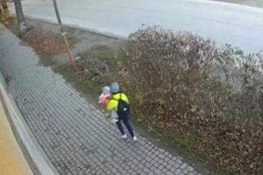 POTRESNO: Devojčica se otela iz ruku pijane majke pa izašla na put, usledilo je ono NAJGORE (UZNEMIRUJUĆI SNIMAK)