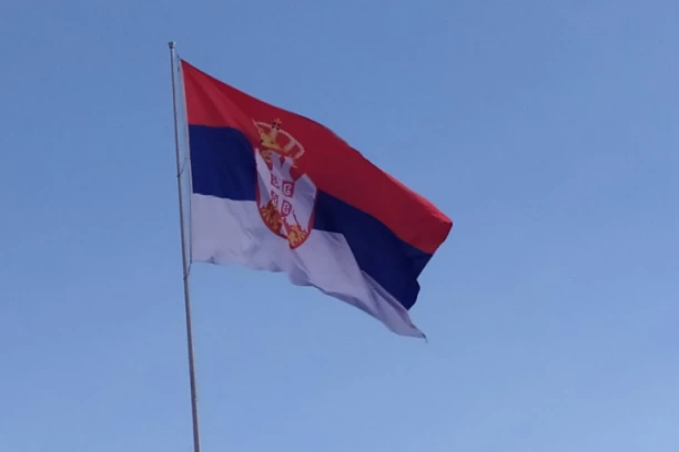 SRPSKA TROBOJKA SE PONOSNO VIJORI IZNAD LJUBLJANE! Slovenci pobesneli zbog zastave u CENTRU PRESTONICE, ali NIKO JOJ NE MOŽE NIŠTA!