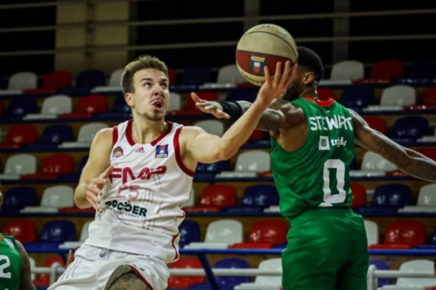 "PANTERI" POKLEKLI PRED "ZMAJČEKIMA"! Cedevita Olimpija slavila u Železniku!