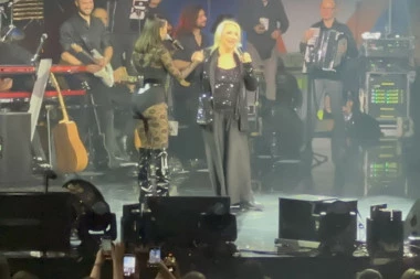 VESNA ZMIJANAC SE POJAVILA NA PRIJINOM KONCERTU: Emotivnim govorom sve dirnula u srce! (VIDEO)