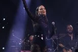 PRIJA U HALTERIMA FLERTUJE SA OBEZBEĐENJEM! Snimak fatalne pevačice ZAPALIO MREŽE, a tek da vidite šta DRŽI U RUKAMA! (VIDEO)