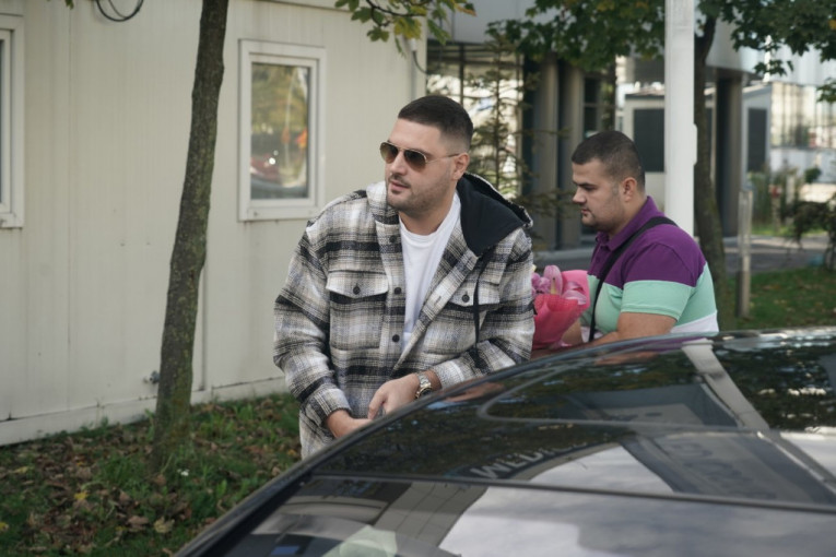 Ljuba Perućica došao u porodilište po sina Alekseja