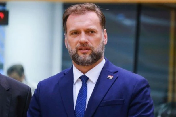 KRIVIČNA PRIJAVA PROTIV BANOŽIĆA: Ministar odbrane ODMAH SMENJEN,  a sad mu sledi SUDSKI PROCES, bahatom vožnjom izazvao udes i SMRT drugog vozača