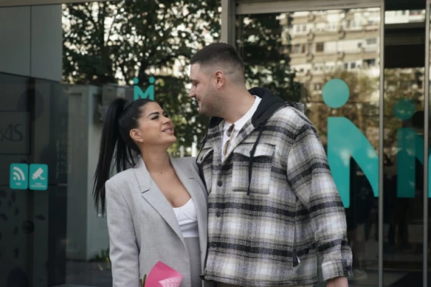 LJUBA PERUĆICA IZVEO SINA IZ PORODILIŠTA: Pevač ne skida osmeh s lica, otkrio sve detalje POROĐAJA - bio je uz Katarinu SVE VREME!