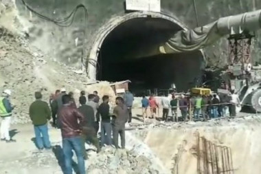 ZAROBLJENO NAJMANJE 40 RADNIKA: Urušio se tunel u Indiji, spasioci U TRCI SA VREMENOM (VIDEO)
