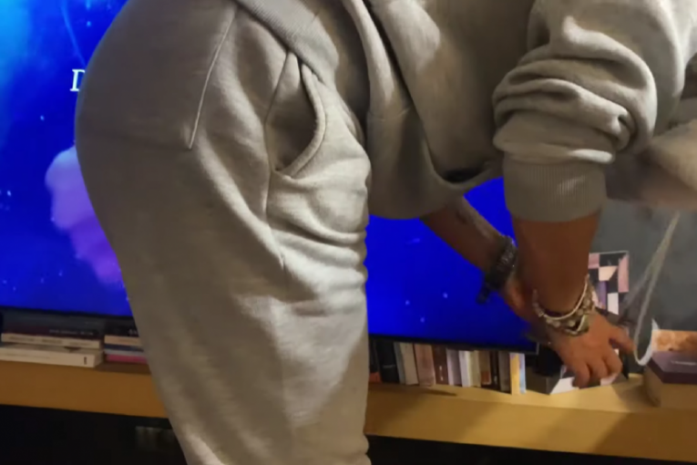 Ana Ćurčić drži uspomene pored televizora