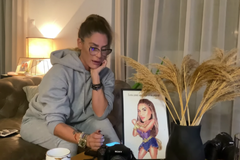 Ana Ćurčić u dnevnoj sobi