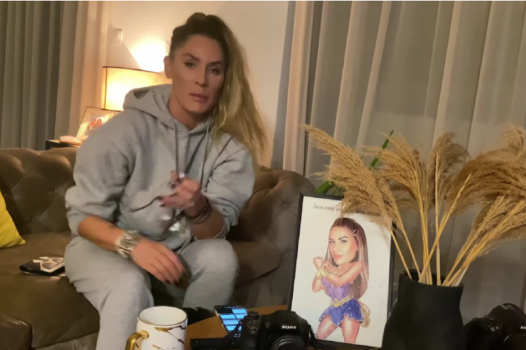 Ana Ćurčić u dnevnoj sobi