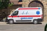 UDARIO BICIKLISTU AUTOMOBILOM, PA POBEGAO: Povređeni muškarac hitno prevezen u bolnicu