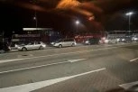 ČEKA SE SATIMA! Nepregledne kolone vozila MILE na ulazu u Srbiju, HAOS na graničnom prelazu Dobrakovo (FOTO)