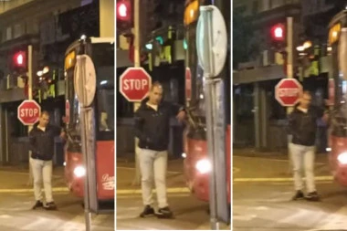 NASLONIO SE NA GRADSKI PREVOZ I NE DA MU DA PROĐE: Neverovatna scena u Beogradu - čovek odlučio da odmori!