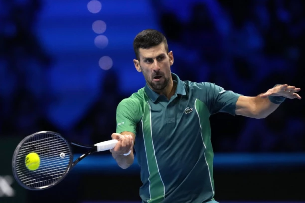 ĐOKOVIĆEVA "PIROVA POBEDA"!? Novak SLAVIO, ali STREPI! Samo pobeda Sinera nad Runeom ga vodi u POLUFINALE!