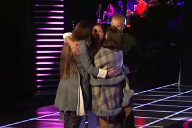 "OŠAMARIO ME JE RUKOM PRIJATELJSTVA": Elitna napustila rijaliti, pa se SLOMILA kad je ugledala ĆERKU I OCA! Suze u Šimanovcima!