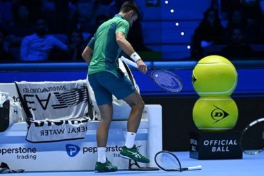 NIJE MU PRVI PUT! Đoković je protiv Runea polomio 56. reket u KARIJERI! Evo koje je godine to NAJČEŠĆE činio! (VIDEO)