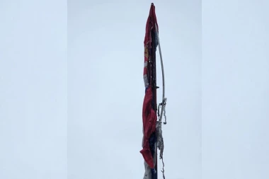 BEZUMLJE ALBANSKIH EKSTREMISTA: Zapaljena trobojka na spomeniku ubijenim i kidnapovanim Srbima u Orahovcu