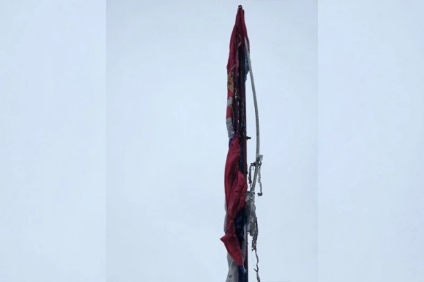 BEZUMLJE ALBANSKIH EKSTREMISTA: Zapaljena trobojka na spomeniku ubijenim i kidnapovanim Srbima u Orahovcu