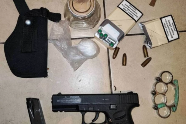 ZAPLENJENA OPOJNA DROGA, PIŠTOLJ I MUNICIJA: Osumnjičenom određeno zadržavanje