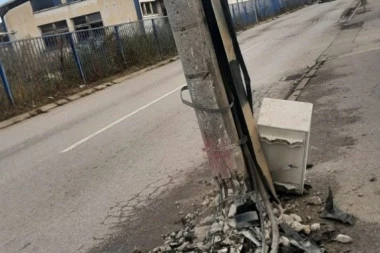 AUTOMOBIL SE ZAKUCAO U BANDERU: Vozač pobegao sa mesta nesreće, selo ostalo bez struje! (FOTO)