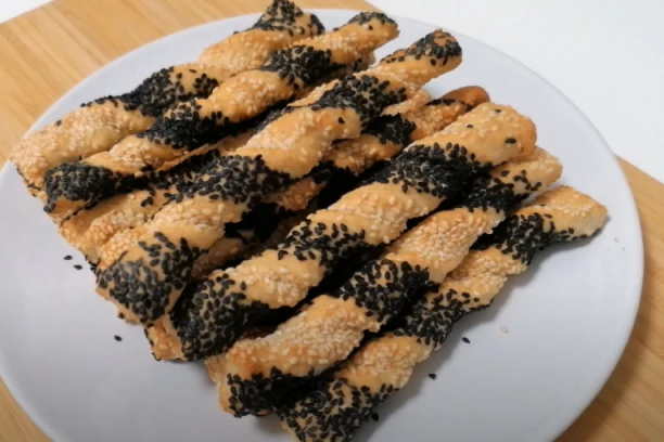 SLANI ŠTAPIĆI SA SUSAMOM I MAKOM: Svi ih OBOŽAVAMO i viđamo na stolovima za vreme slavlja, napravite i vi ove HRSKAVE zalogaje!