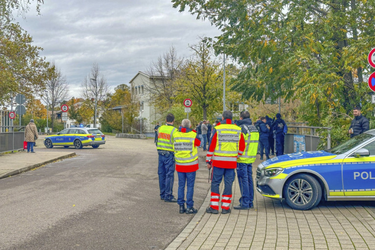 ПОДРОСТКИ ИЗ СЕРБИИ ЖЕСТОКО ИЗБИЛИ НЕМЦА, А ЗАТЕМ СДЕЛАЛИ СЕЛФИ С БЕССОЗНАТЕЛЬНЫМ МУЖЧИНОЙ! Пострадал, пытаясь предотвратить драку!