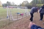 GOL, ILI IPAK NIJE: Draži niželigaškog fudbala - golman je loše intervenisao, lopta je krenula ka praznoj mreži, a onda se dogodilo čudo! (VIDEO)