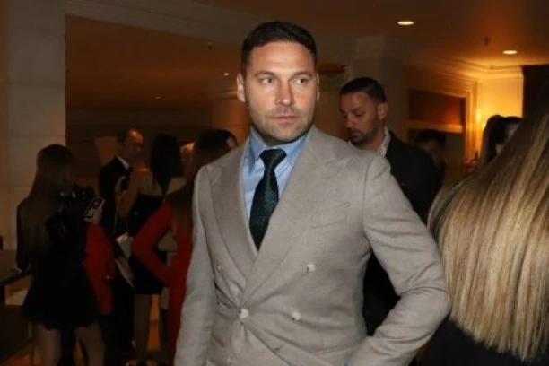 SLAVLJE U PORODICI DUŠKA TOŠIĆA: Sa pratiocima podelio posebnu fotografiju - okupio žene koje najviše voli! (FOTO)