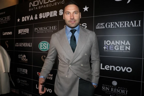 DUŠKO TOŠIĆ POSETIO PLASTIČNOG HIRURGA! Rešio da se ulepša, pa sve podelio na društvenim mrežama! (FOTO)