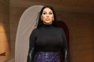 PEVAČICA POSETILA OČEV GROB! Napisala posvetu, mnoge su rastužile slike i ove reči! (FOTO)