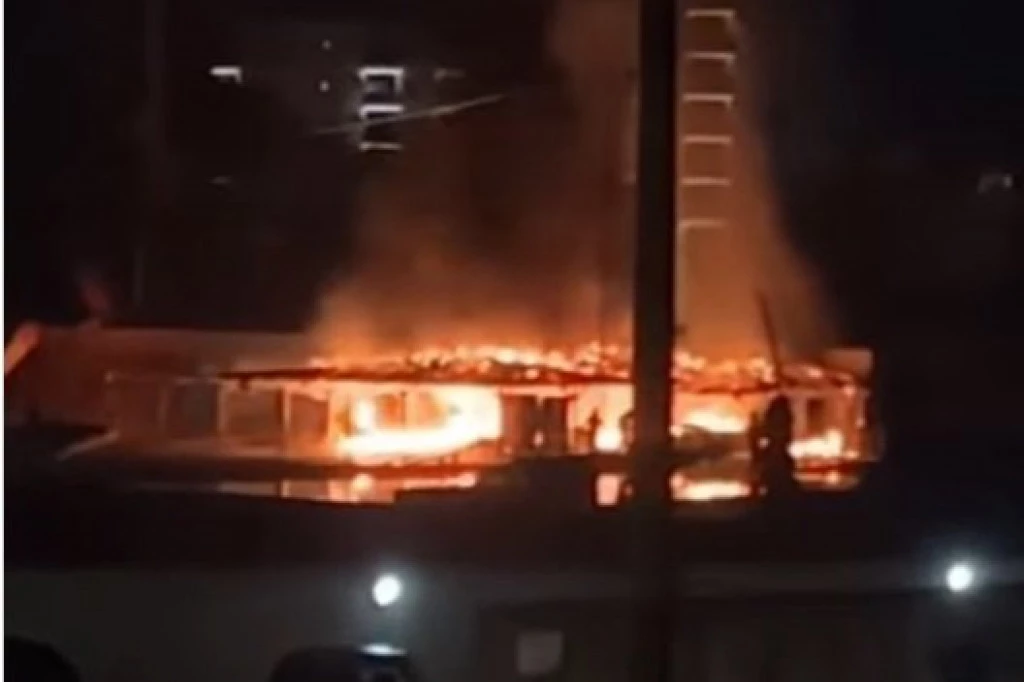 PRVI SNIMCI POŽARA U JAGODINI: Odjekuju detonacije, dim kulja na sve strane (VIDEO)