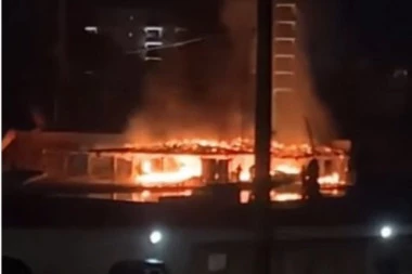 PRVI SNIMCI POŽARA U JAGODINI: Odjekuju detonacije, dim kulja na sve strane (VIDEO)