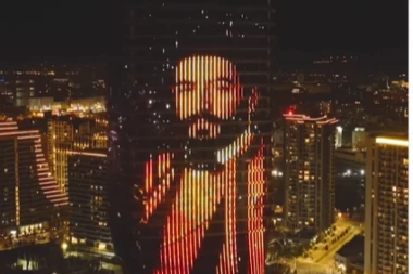 KULA BEOGRAD ZASIJALA U ČAST VELIKOG NJEGOŠA! Na zgradi i njegovi čuveni stihovi! (VIDEO)