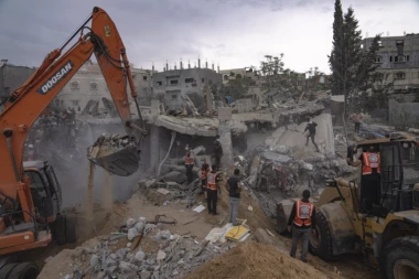 KOPALI U  SUZAMA PO RUŠEVINAMA DA PRONAĐU TELA NAJBLIŽIH: Izraelci ponovo pogodili kamp, ubijeno 90 Palestinaca