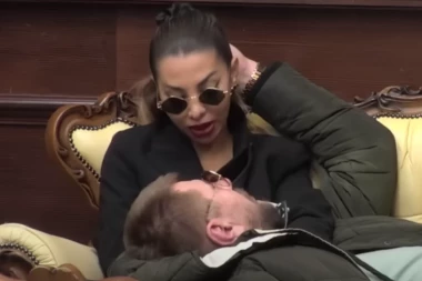 ANELI PROBILA DNO SRAMOTE! Publika je uhvatila kako pokušava da ZADOVOLJI Janjuša, ocrnili je za sva vremena! (VIDEO)