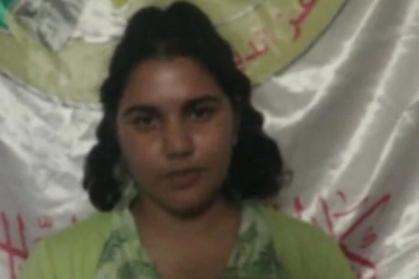 HAMAS OBJAVIO UZNEMIRUJUĆI SNIMAK: Devetnaestogodišnja izraelska vojnikinja zarobljena kao talac, čita poruku ocu i majci, potom leži MRTVA! (VIDEO)