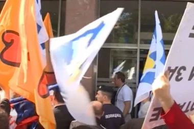 VEČITI STUDENT SE OVAKO BORI PROTIV NASILJA! Đilasovom Lazoviću ništa nije sveto - gazi srpsku zastavu i flašom gađa Malog! (VIDEO)