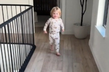 SCENA KOJA TOPI SRCA: Pogledajte šta ovaj dečak radi svako jutro kad se probudi! (VIDEO)