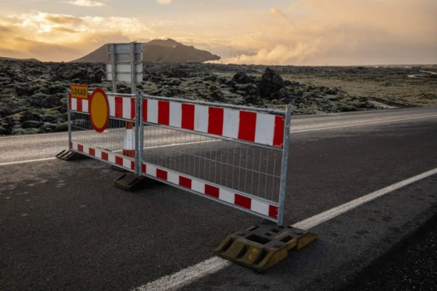 ISLAND NA KORAK OD KATASTROFE! Vulkan samo što nije proradio, ugroženo pola države! Pukotine na putevima, JEZIVI DIM IZLAZI IZ RUPA