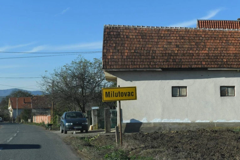 NADAM SE DA ĆE IM ĆERKE ODVOJITI GROBOVE! Meštani Milutovca šokirani nakon svirepog zločina: Na Zoranovoj kući nema umrlice, NIKO IM NE IZJAVLJUJE SAUČEŠĆE!