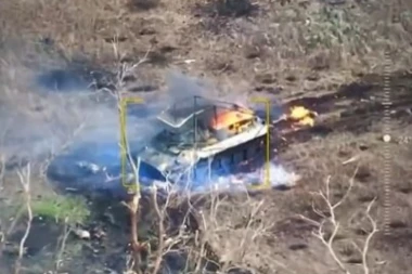 RUSI NAPALI KOD AVDIJEVKE, PA MORALI DA BEŽE:  RANJENI, OSTAVLJENI DA PUZE: Ukrajinci objavili snimak SA PRVE LINIJE (UZNEMIRUJUĆI VIDEO)