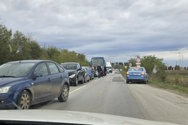 OSAM OSOBA POVREĐENO U LANČANOM SUDARU KOD TEMERINA: Među hospitalizovanima i beba!