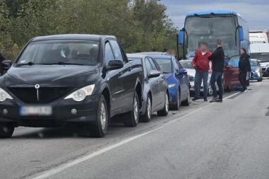 STRAVIČAN LANČANI SUDAR NA PUTU: Vatrogasac poginuo kada je stao da pomogne povređenima!
