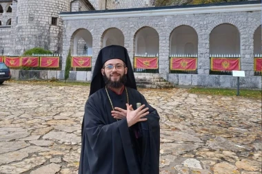 SKANDAL NA CETINJU! Lažni albanski sveštenik širi mržnju! Susreo se sa raspopom Mirašem, ispred manastira pokazao dvoglavog orla, SPC nazvao "demonskom"