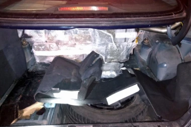 VELIKA AKCIJA MUPA U ŠIDU! Pronađeno 32 paketa droge - još jedna uspešna akcija suzbijanja kriminala! (FOTO)