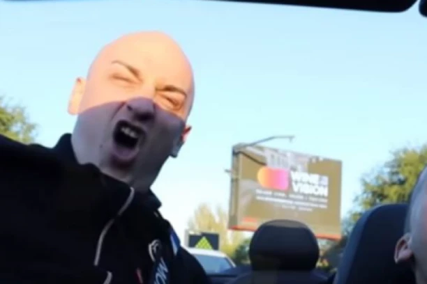 LUPAO HRVATE PO GLAVI, ONI TRAŽILI JOŠ!  Desingerica izazvao pometnju u Opatiji: PUBLIKA U DELIRIJUMU, šokantne scene!