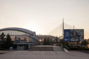 BEOGRAĐANI, OPREZ! Kod Sajma ženi ukrali mobilni telefon, prolaznica VIDELA sve! (FOTO)