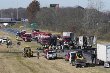 KAMION SE ZAKUCAO U ŠKOLSKI AUTOBUS! Jeziva nesreća, IMA MRTVE DECE! (FOTO, VIDEO)