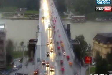 POGLEDAJTE SNIMAK BAHATOG VOZAČA SA NOVOG BEOGRADA: Pretiče levom stranom i vozi preko travnjaka (VIDEO)