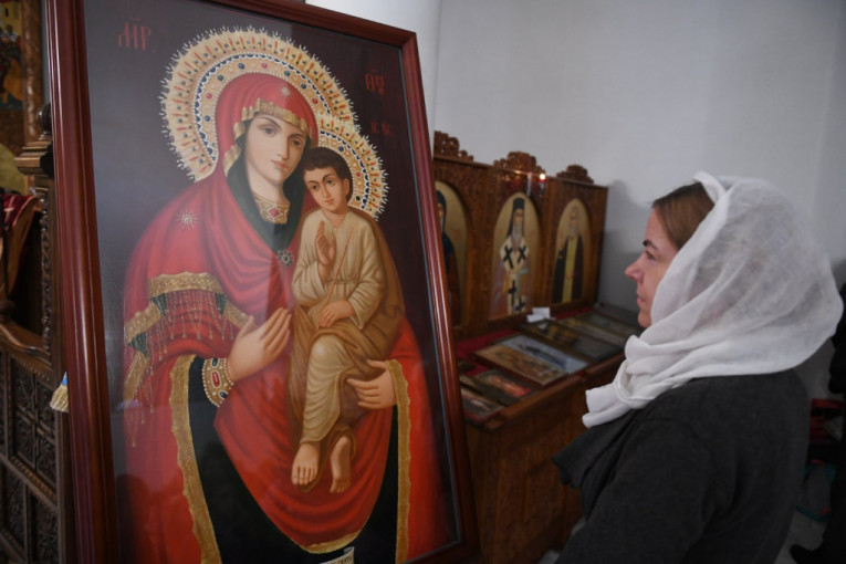 Vernica ispred ikone Majke Božije