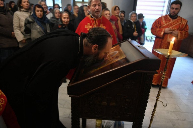 Vladika Ilarion celiva ikonu